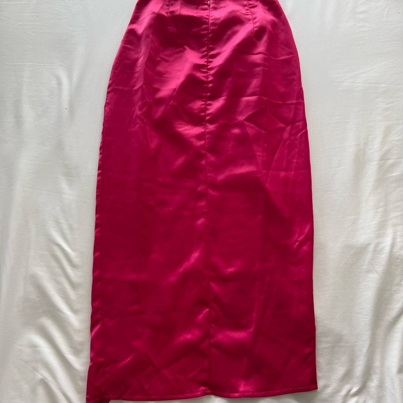 Missguided ruched thigh slit satin skirt in pink - Picture 3 of 4